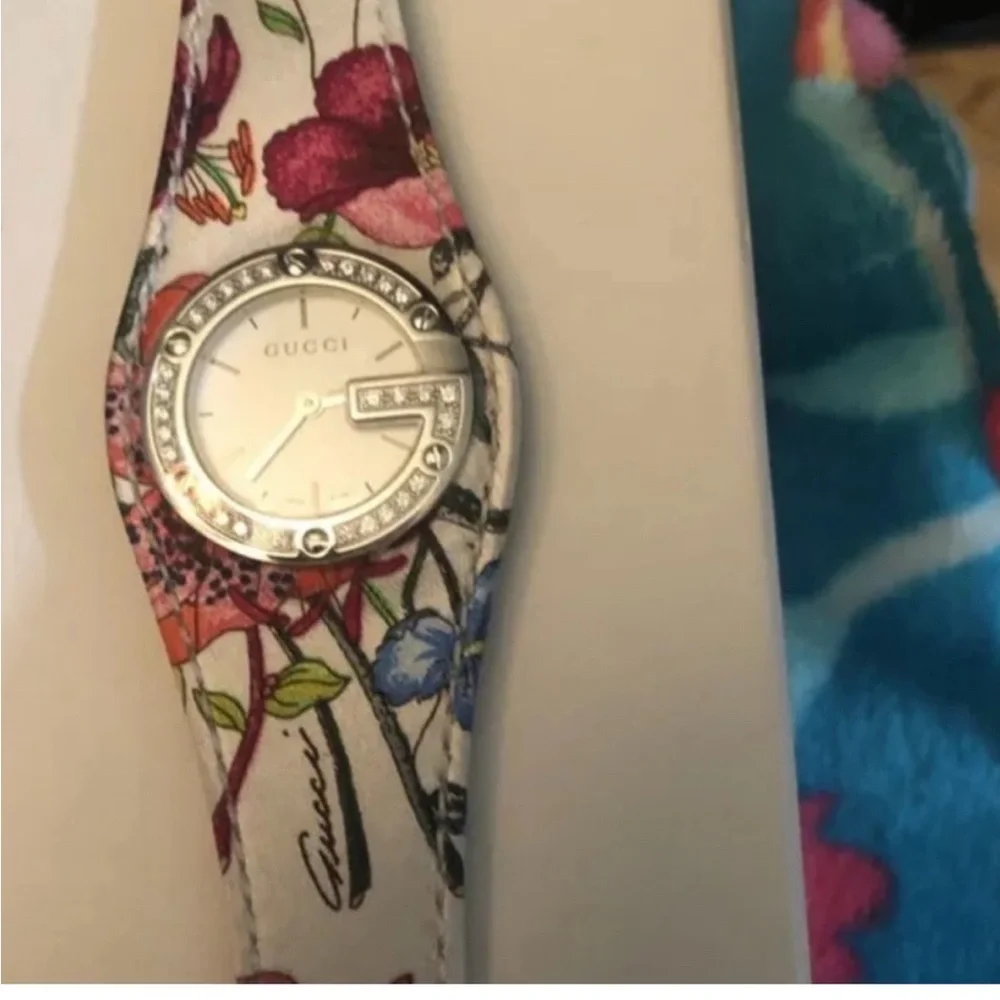 Gucci 2005 HOST PICK Limited edition diamond flower watch NWT Extraordinary Look